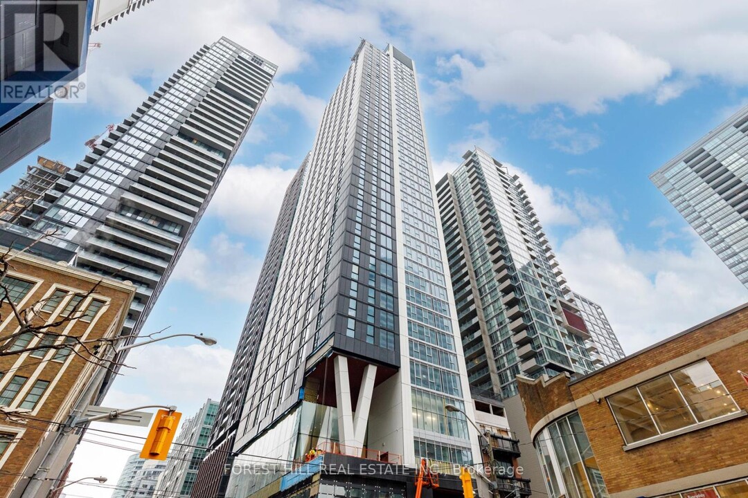 357 King St W in Toronto, ON - Building Photo