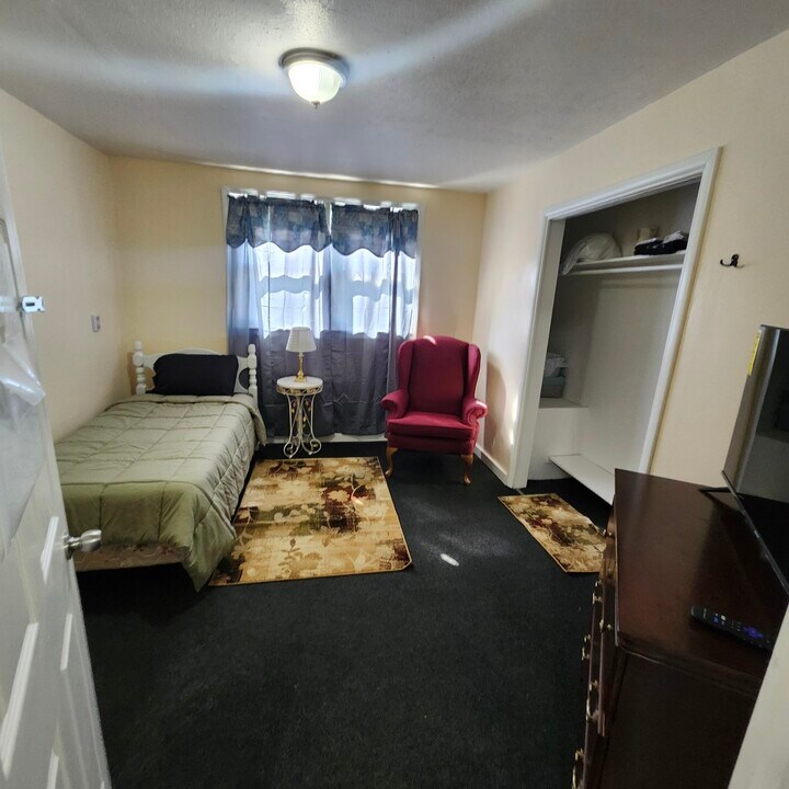457 Vineyard Ave in Benton Harbor, MI - Building Photo