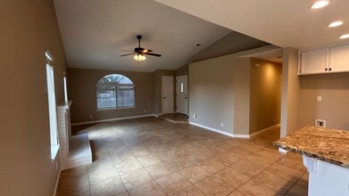 565 Edgetown Ave in Oakdale, CA - Building Photo - Building Photo
