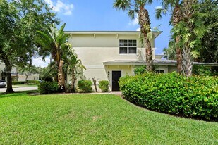 2700 Creekside Dr in Fort Pierce, FL - Building Photo