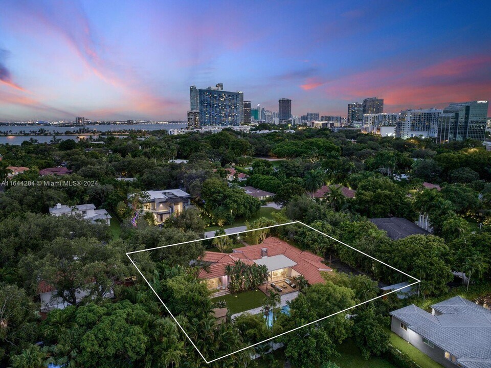 575 Hibiscus Ln in Miami, FL - Building Photo