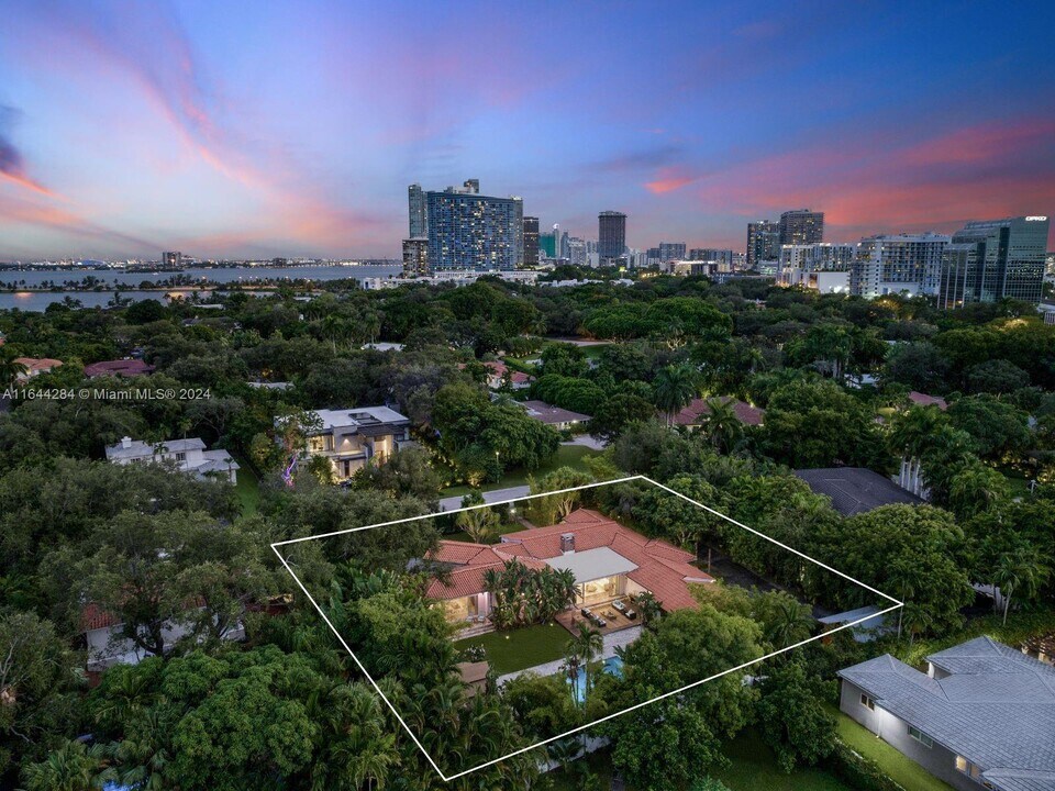 575 Hibiscus Ln in Miami, FL - Foto de edificio