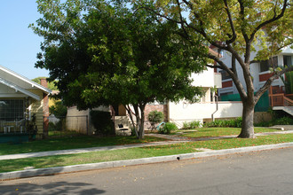 355 W Acacia Ave in Glendale, CA - Foto de edificio - Building Photo