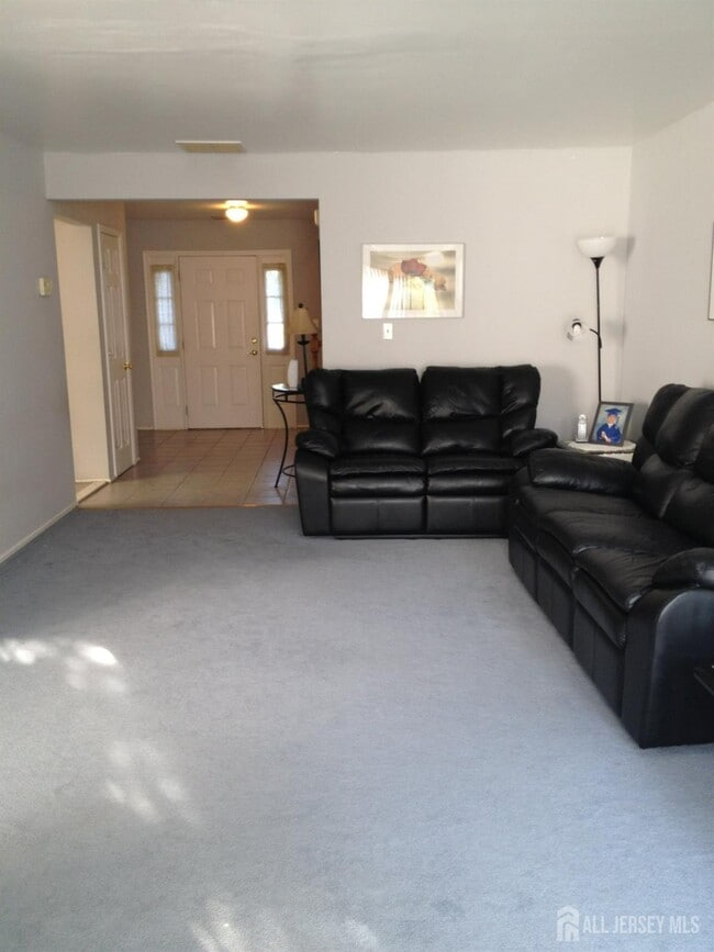 138 Colony Club Dr in Sayreville, NJ - Building Photo - Building Photo