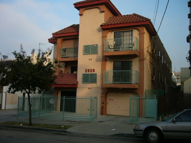 2839 Francis Ave, Unit 204 in Los Angeles, CA - Building Photo