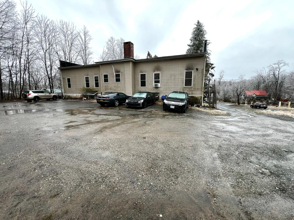 21 Stanton Corner Rd, Unit 7 in Swan Lake, NY - Foto de edificio