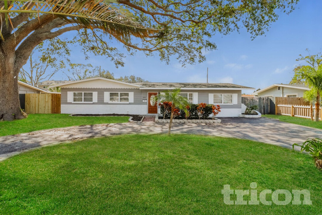 5590 26th Ave N in St. Petersburg, FL - Foto de edificio