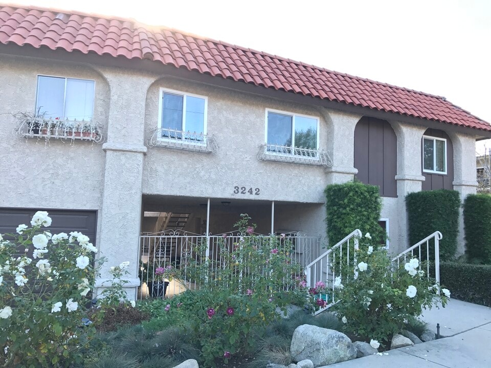 3242 Fairesta St in Glendale, CA - Building Photo