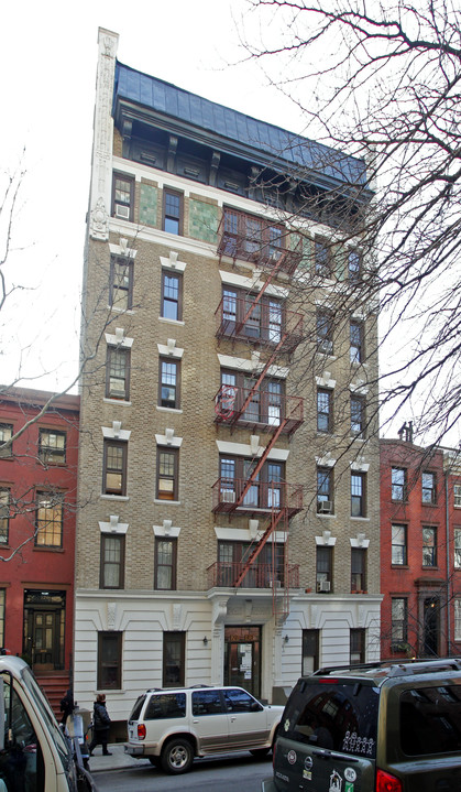 128 W 13th St in New York, NY - Building Photo