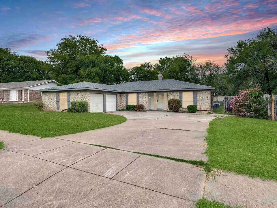 9704 Leland Ln in Benbrook, TX - Building Photo