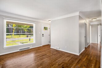 2087 Allard Ave in Grosse Pointe Woods, MI - Building Photo - Building Photo