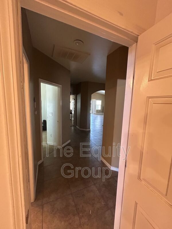 2231 Chinowth St in Visalia, CA - Foto de edificio - Building Photo