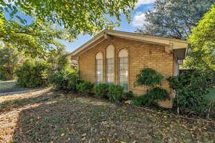 805 Irwin Dr in Hurst, TX - Building Photo