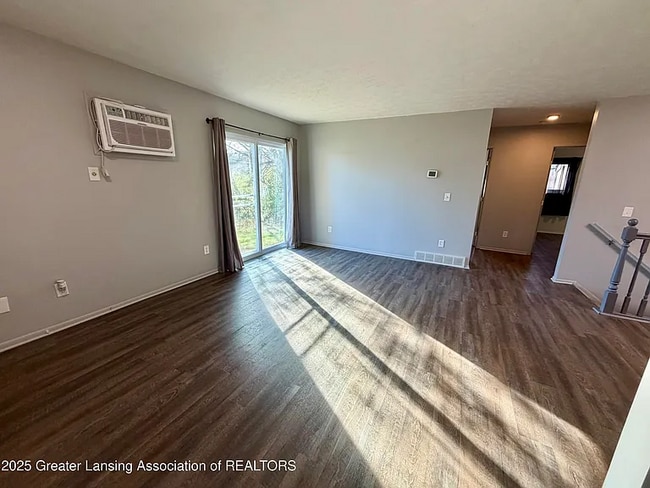 612 S Dibble Blvd in Lansing, MI - Foto de edificio - Building Photo