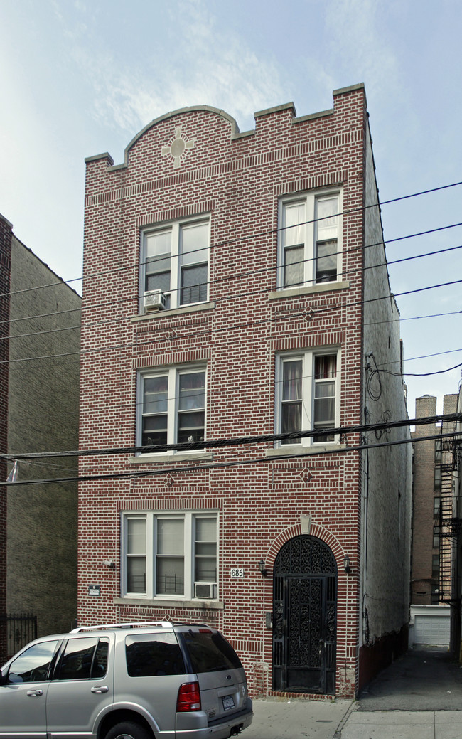 685 E 234th St in Bronx, NY - Foto de edificio - Building Photo