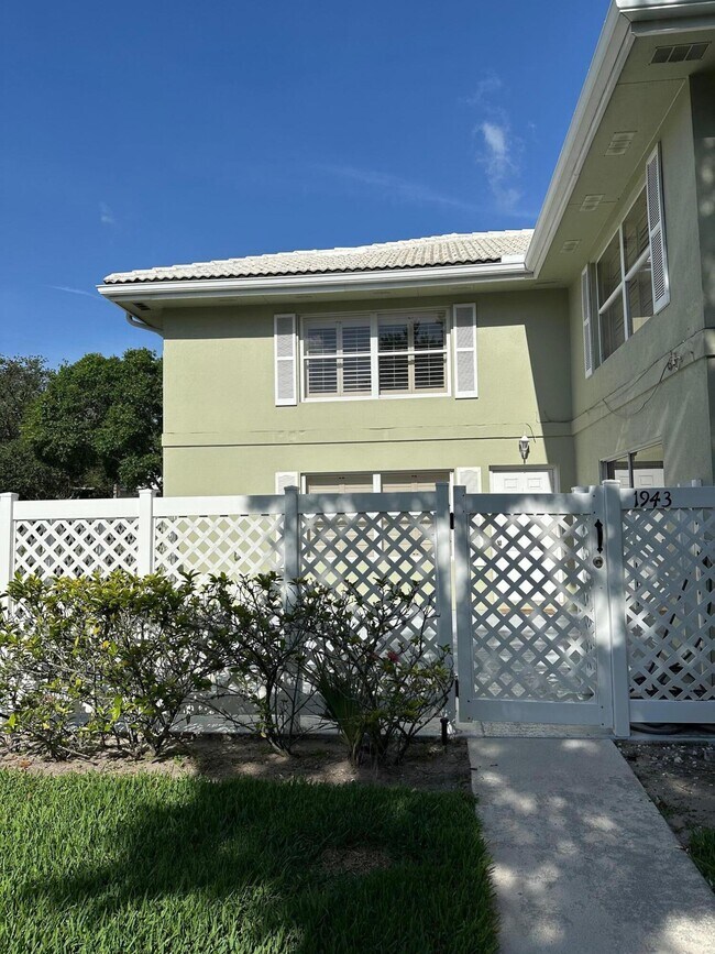 1943 Stratford Way in West Palm Beach, FL - Building Photo - Building Photo