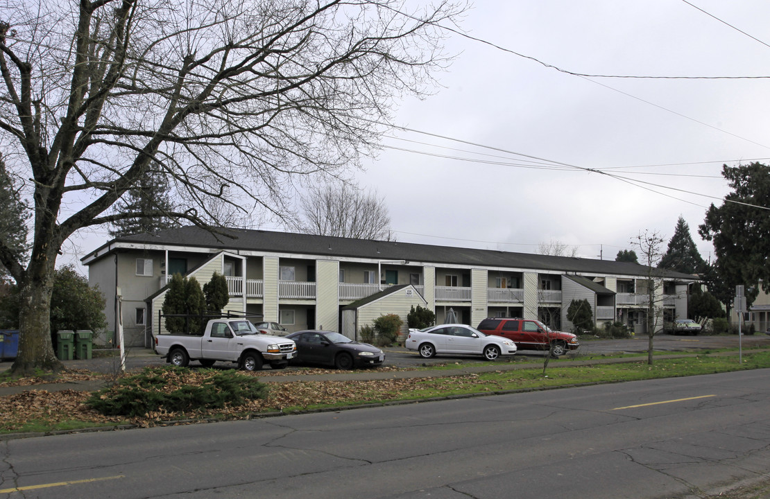 Rivercrest Apartments in Newberg, OR - Building Photo