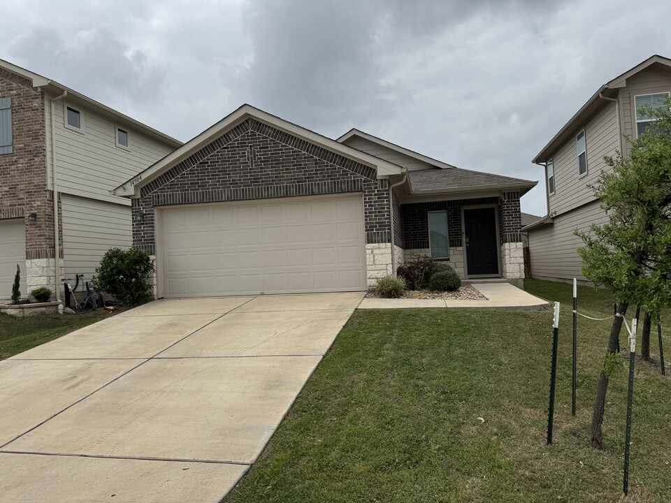 14904 Tuff Rd in Manor, TX - Foto de edificio