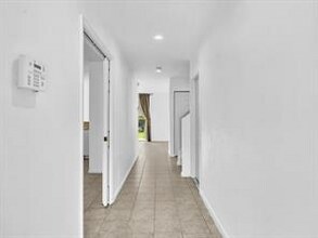 9920 NW 19th Pl in Sunrise, FL - Foto de edificio - Building Photo