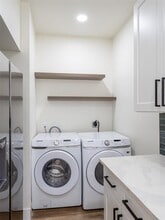 210 Mockingbird Ln W in Austin, TX - Building Photo - Building Photo