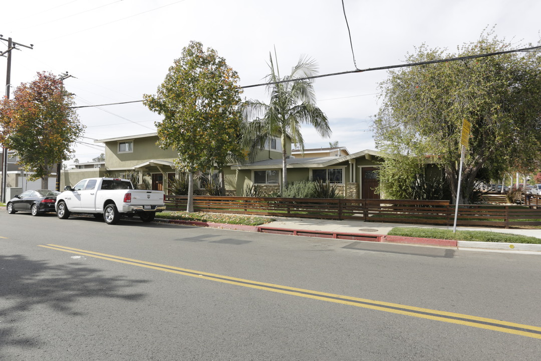 297 Ogle St in Costa Mesa, CA - Building Photo