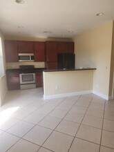 484 NW 43rd St in Oakland Park, FL - Building Photo - Building Photo