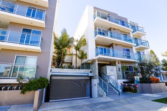 Kings Court in Los Angeles, CA - Building Photo - Building Photo