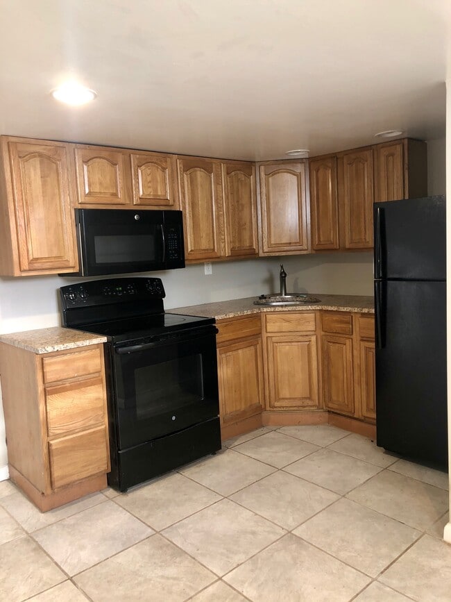 5116 Cottage St, Unit Side Unit in Philadelphia, PA - Foto de edificio - Building Photo