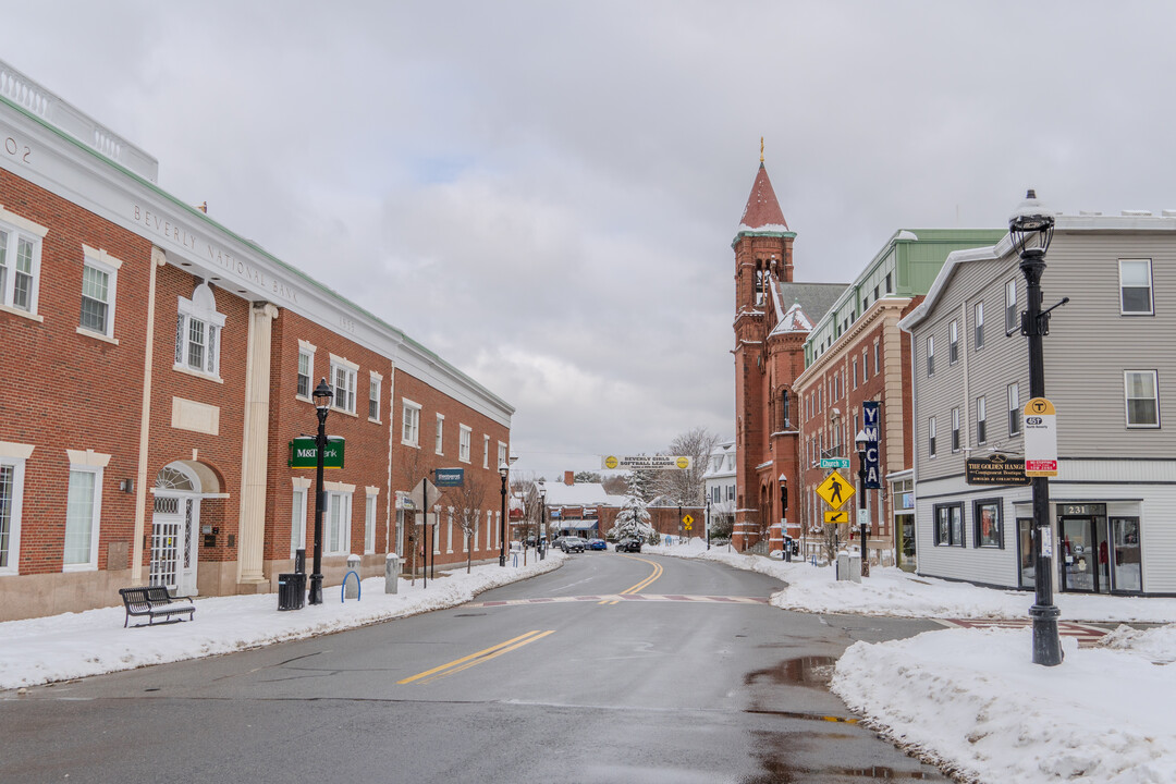 240 Cabot St, Unit 201 in Beverly, MA - Building Photo