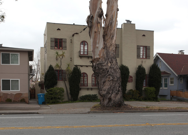 1136 El Camino Real in Burlingame, CA - Building Photo - Building Photo