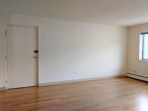 15 Cameron Ave, Unit 10 in Somerville, MA - Foto de edificio - Building Photo