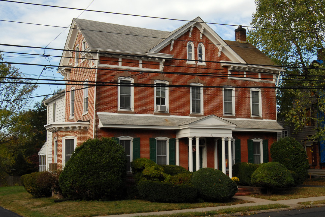 250 S State St in Newtown, PA - Foto de edificio