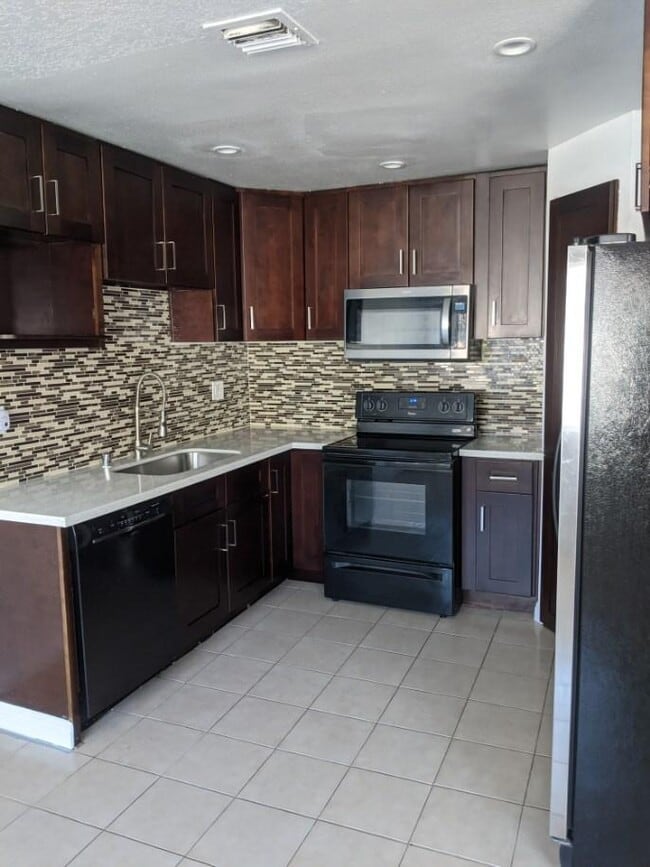 18555 Collins St, Unit C33 in Tarzana, CA - Foto de edificio - Building Photo