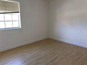 18336 NW 68th Ave in Hialeah, FL - Foto de edificio - Building Photo