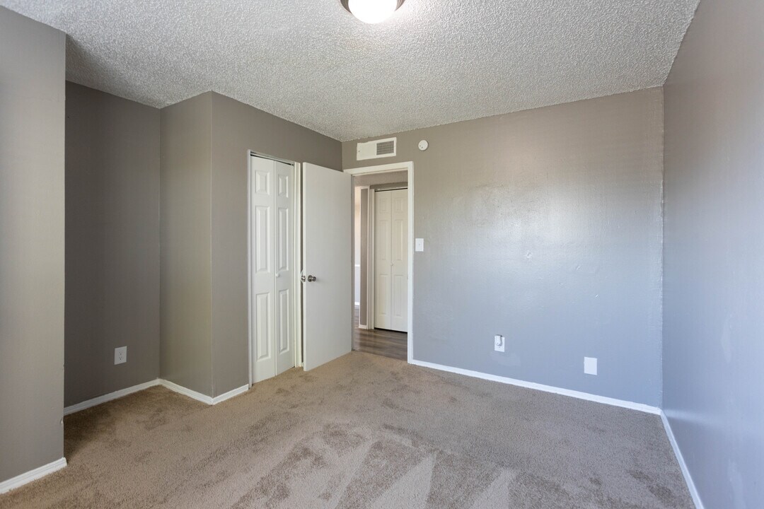 Tesota Four Hills South in Albuquerque, NM - Building Photo