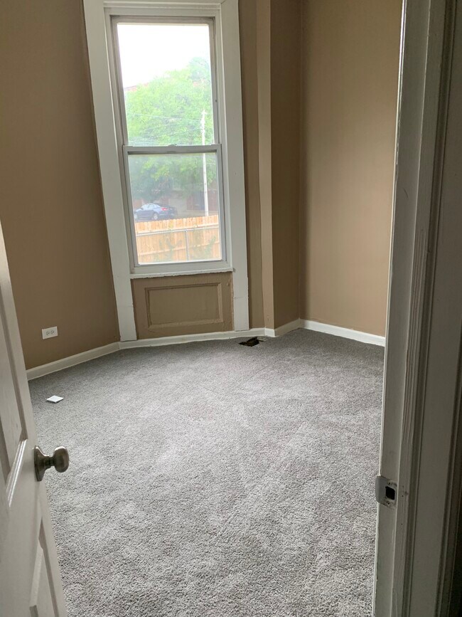 1325 S Sawyer Ave in Chicago, IL - Building Photo - Building Photo