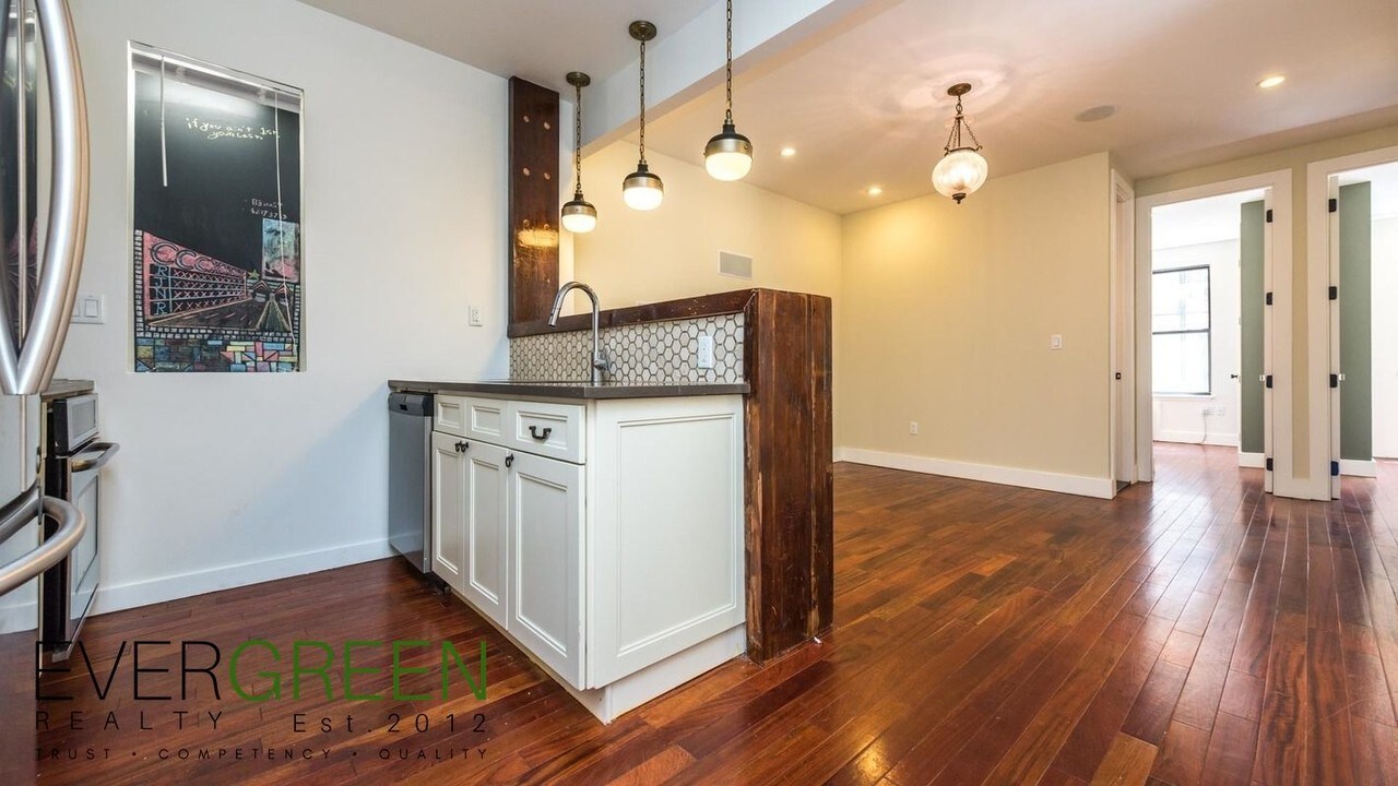 330 Starr St in Brooklyn, NY - Building Photo