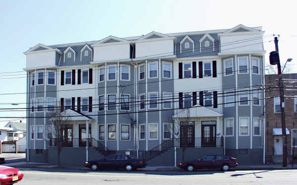 645-651 Mcbride Ave in Woodland Park, NJ - Building Photo