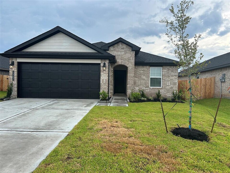 1307 Windom Court Way in Fresno, TX - Building Photo