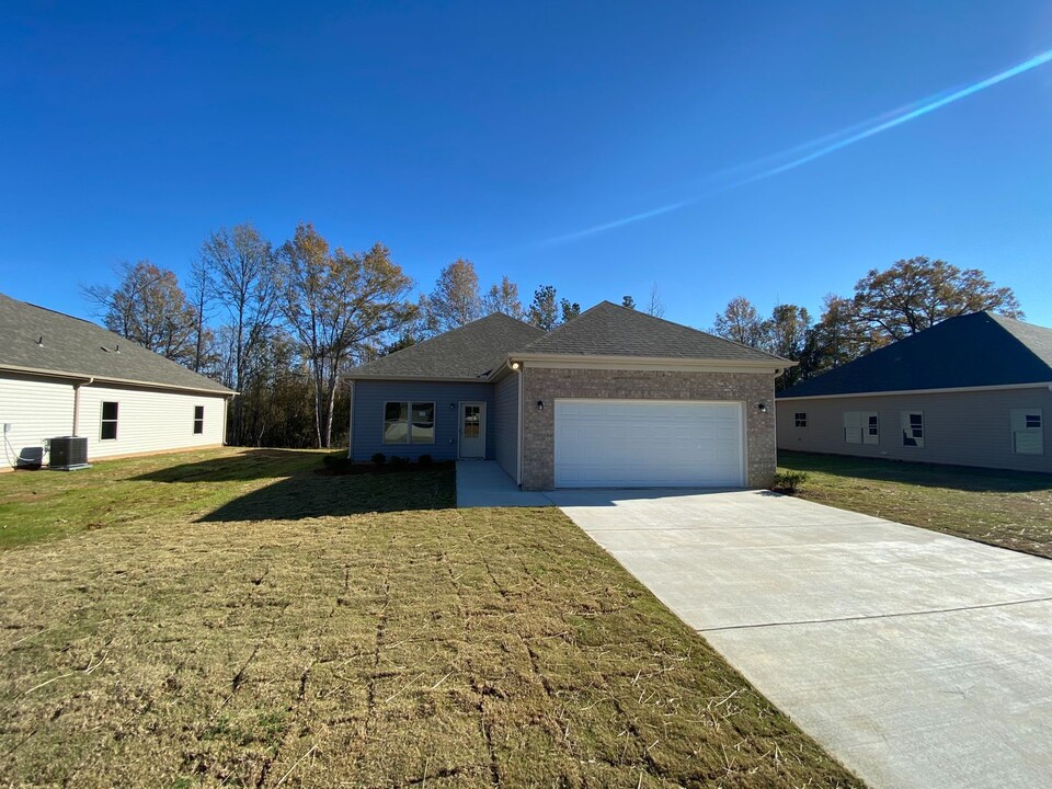 215 White Oak Cir in Lincoln, AL - Building Photo