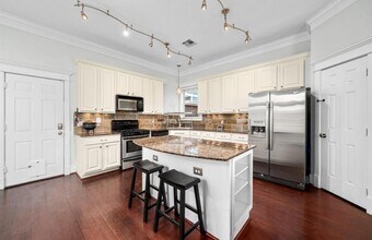 2111 Beall St in Houston, TX - Building Photo - Building Photo