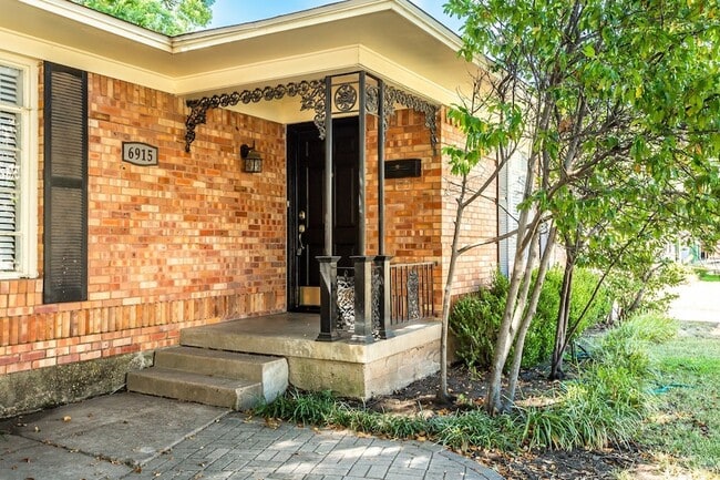 6915 Inverness Ln in Dallas, TX - Foto de edificio - Building Photo