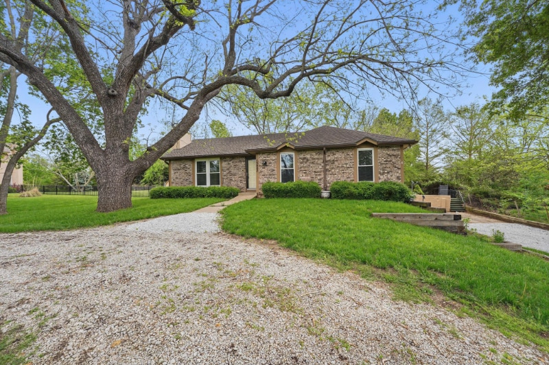 15007 Mission Rd in Overland Park, KS - Building Photo