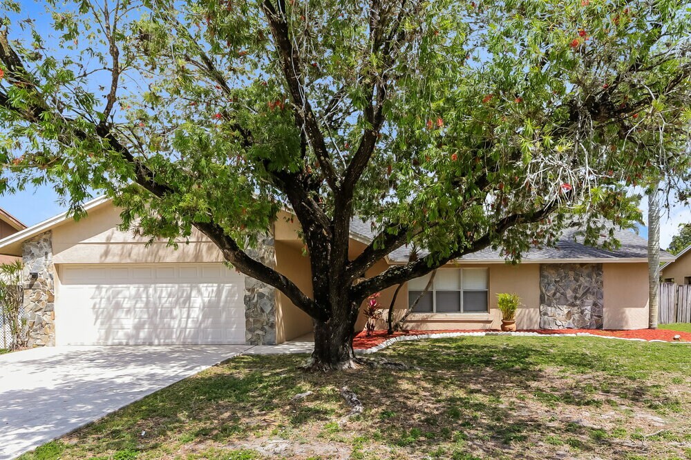 115 Valencia St in Royal Palm Beach, FL - Building Photo