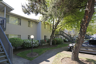 Grand Oaks Apartments in Salem, OR - Building Photo - Building Photo