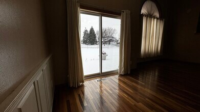 8700 Loch Lomond Blvd in Minneapolis, MN - Foto de edificio - Building Photo