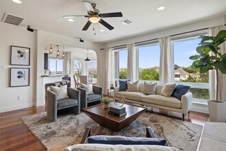 10709 Pointe View Dr in Austin, TX - Building Photo - Building Photo