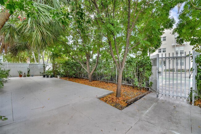 1619 Meridian Ave in Miami Beach, FL - Building Photo - Building Photo