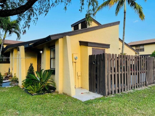 12736 SW 66th Terrace Dr in Miami, FL - Foto de edificio - Building Photo