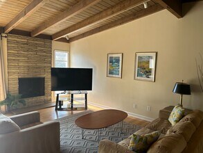 5835 Babbitt Ave in Encino, CA - Building Photo - Building Photo